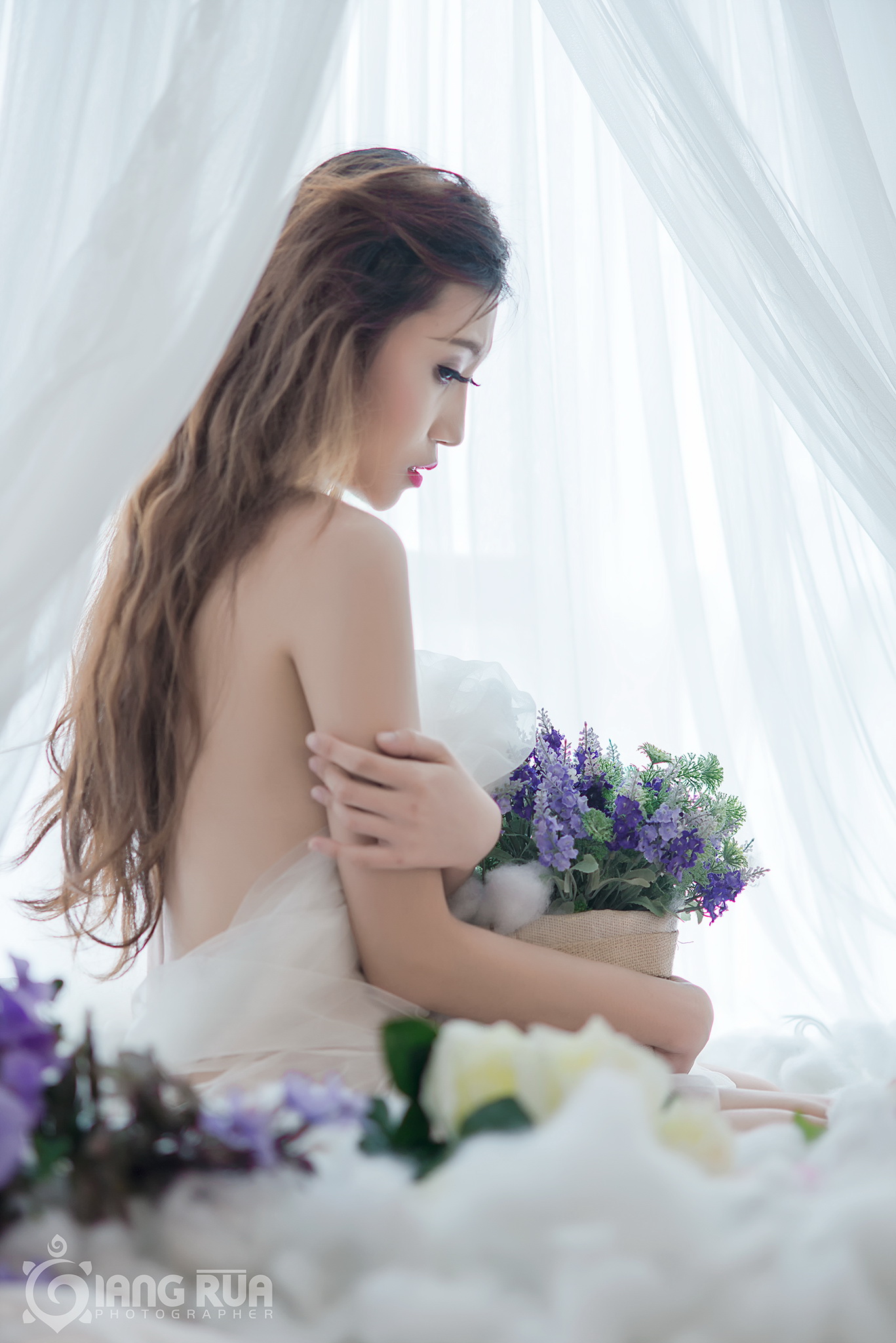 Bộ[-]ảnh[-]Linh[-]Nhi[-]huyền[-]ảo[-]cùng[-]với[-]táo